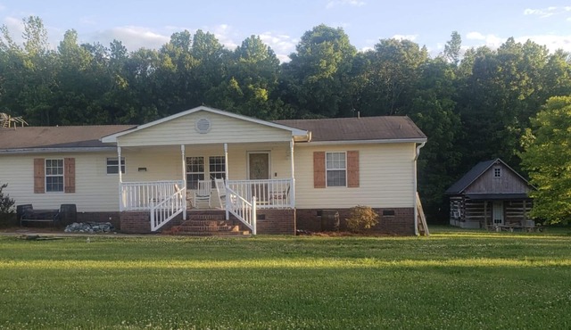 Farm House & Backyard Cozy Cabin & Pickleball Sports Court