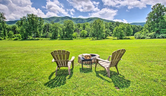 'Farm House' Cottage w/ Deck, 5 Mi to River