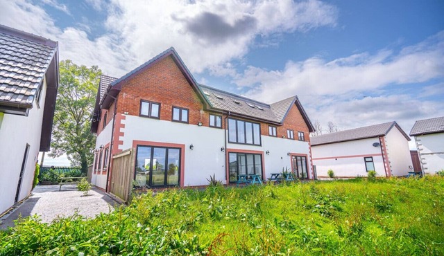 Farm House for Large groups: 8 bedrooms & 7 baths