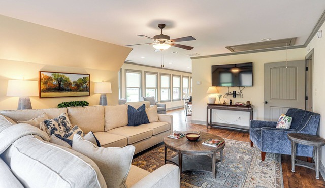 Farm & Lake Views: Rural Mississippi Loft Apt