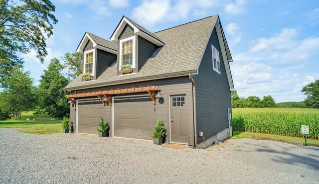 Farm Loft w/Patio, Outdoor Kitchen, Fire Pit, Orchards & Disc Golf on-site