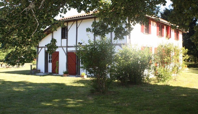 Farm of the 19th, fully restored, very quiet, 10 people. Swimming pool.