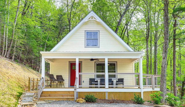 Farm On-Site: Mtn-View Cottage in Hendersonville!