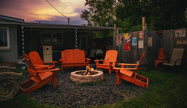 Farm Ranch/Huge Hot tub/Retro/Solar/15 Downtown