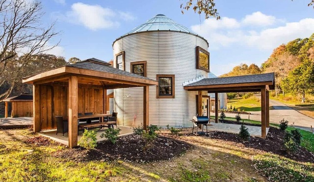 Farm Silo with Mountain Views & Hot Tub