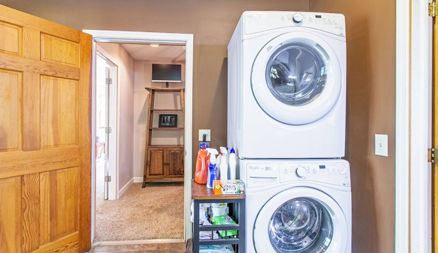 Farm Stay 1-bedroom condo with hot tub and outdoor shower in peaceful Marshall