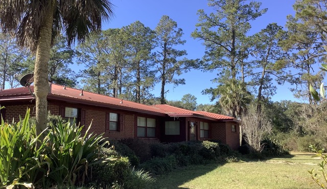 Farm Stay 3 miles from Live Oak