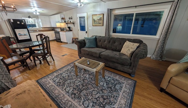 Farm Stay, convenient yet quiet - complete with cows in the backyard!