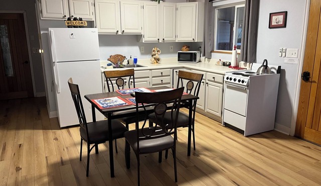 Farm Stay Cozy 2-bedroom guest house on farm in Hotchkiss