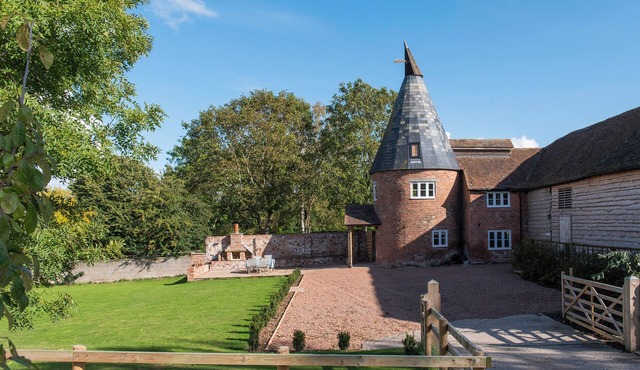 Farm stay in former Hop Kiln surrounded by cider apple orchards near Leominster
