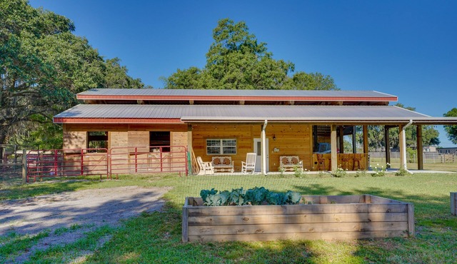 Farm Stay: Modern Barndominium in Lakeland!