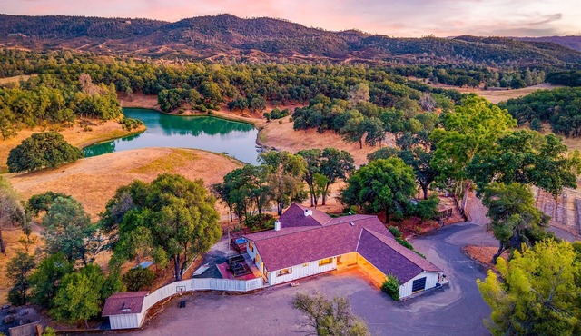 Farm Stay + Private Lake + Country Ranch + Alpacas + Hiking + Games + Hot Tub