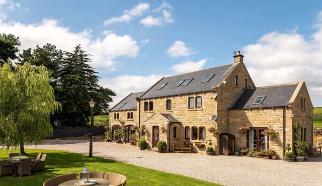 FARM VIEW HALL, pet friendly, with hot tub in Pateley Bridge