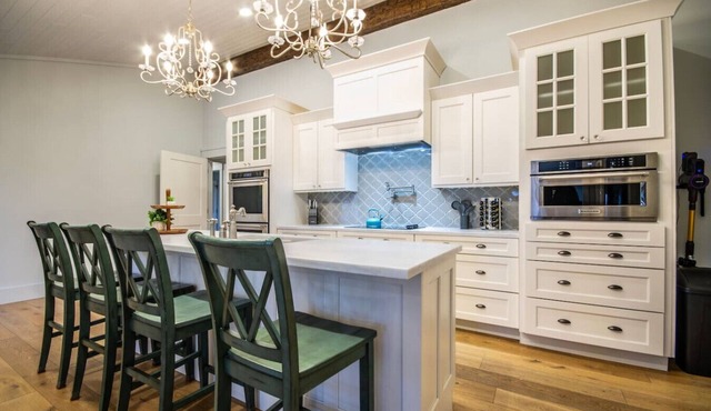 Farm View/Pool/FirePit/PS4/85"TV