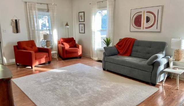 Farmer’s Market Bungalow- fenced yard w/fire pit