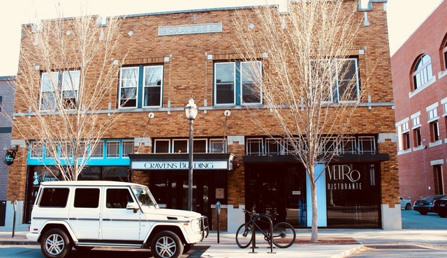 Farmer's Market Flair! Steps to downtown Fayetteville Square