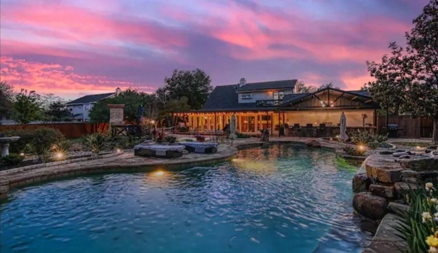 Farmhaus Oasis Family home perfect resort style rental with pool and large lot