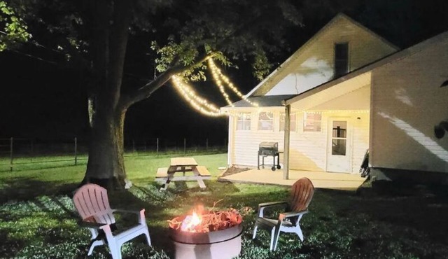 Farmhome on 80 acres, Fire Pit, Close to UCM, Whiteman AFB, Kansas City, Pets OK