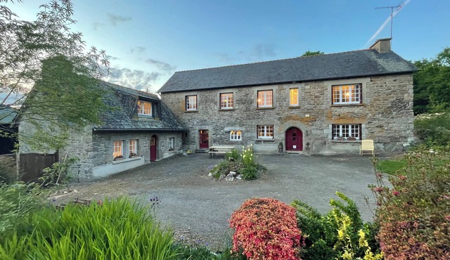 Farmhouse and Cottage, Sleeps 9, Swimming Pool, WI-FI, ideal for family