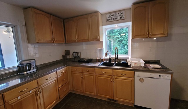 Farmhouse 10 Minutes From The Beach!n3 Bedrooms, 1 Bath, beautiful location