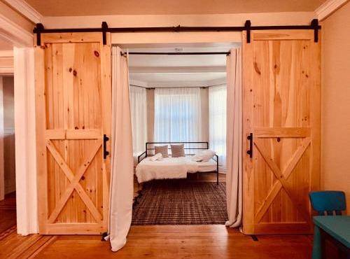 Farmhouse 15-min Walk to the Falls Sleeps 12