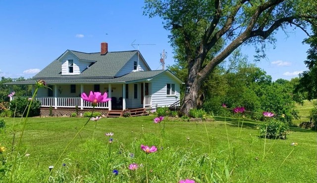 Farmhouse 80 Acres Rec Room Peddle Boat Lake Fishing Nature Trl 2 ml to Grafton