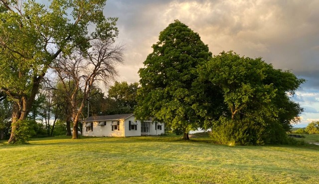 Farmhouse 9 miles from I-35, goats & chickens