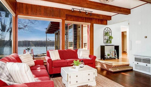 Farmhouse Apartment - River Road Historic Home
