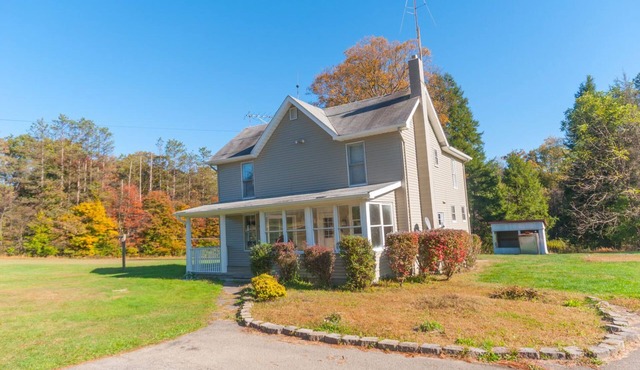 Farmhouse at Fernstone - Family Retreat for All Seasons