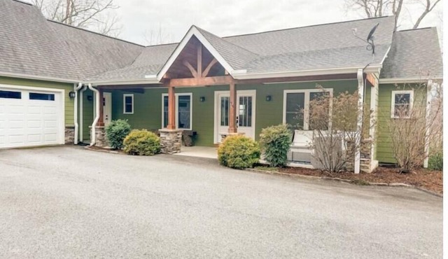 Farmhouse at Honey Bear Orchard