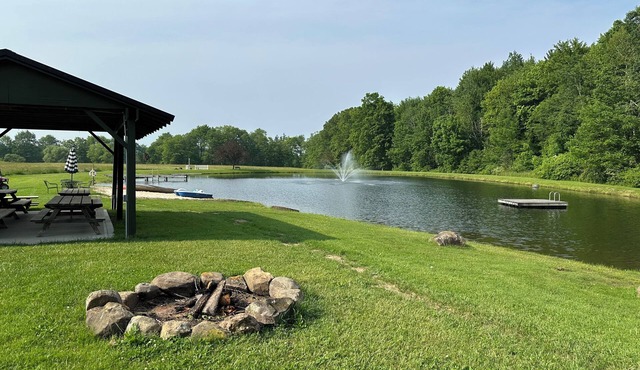 Farmhouse at Memory LakenSleeps 6 - 3 bedrooms - 1 bath