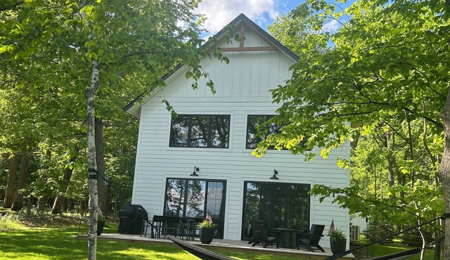 Farmhouse Cabin ON Lower Whitefish Lake with bunkroom