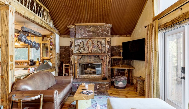 Farmhouse Cabin * Secluded 2.5 acres * Pet Friendly