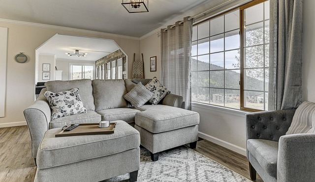 Farmhouse Cabin w/Game room in a Historic Gold Mine Town w/Mountain Views