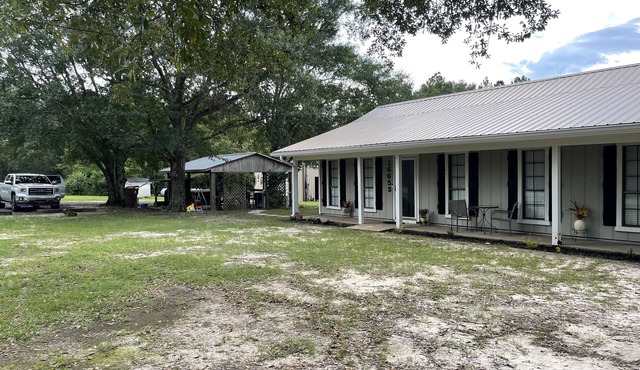 Farmhouse charm + Bunkhouse. Fishing. Hot tub. Outdoor TV.