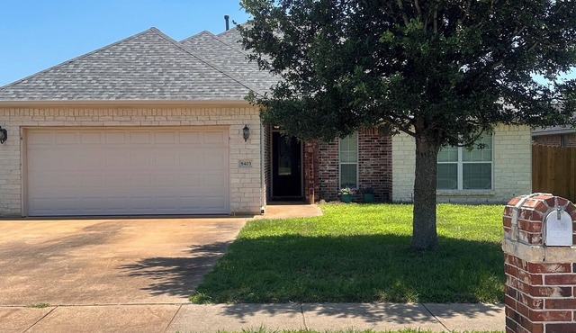 FARMHOUSE CHARM, located just 4.4 miles from Kyle Field & Texas A & M