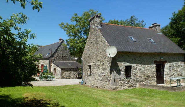 Farmhouse + cottage with heated pool, WIFI, child friendly