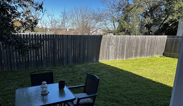 Farmhouse cottage in SW Austin Hill Country minutes to Austin Zoo & Jester King