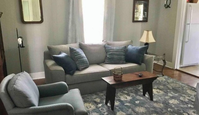 Farmhouse Cottage local Horse farms, Distilleries, Winery Tours, walking trails.