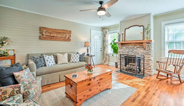 Farmhouse Cottage on 10 Acres Trails On-Site