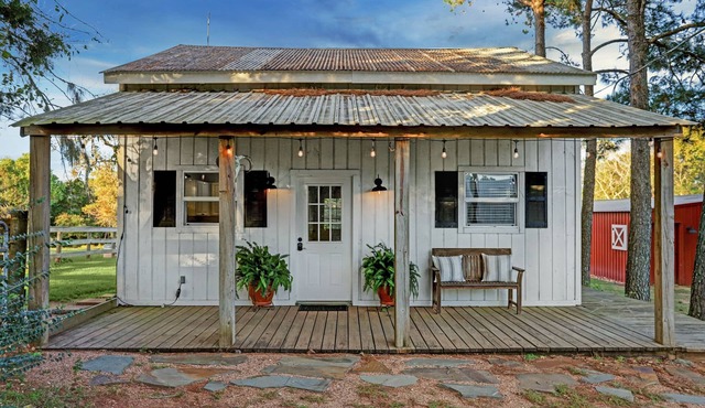 Farmhouse Cottage on Private Texas Ranch