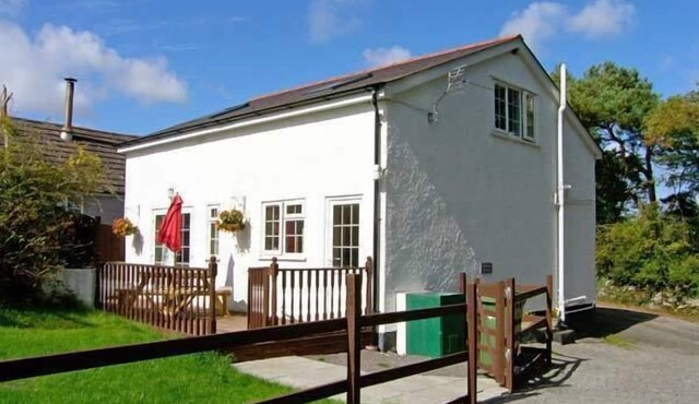 FARMHOUSE COTTAGE, pet friendly, with a garden in Pentraeth