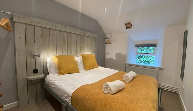 Farmhouse & Cottage - sleeps 10 guests in 5 bedrooms