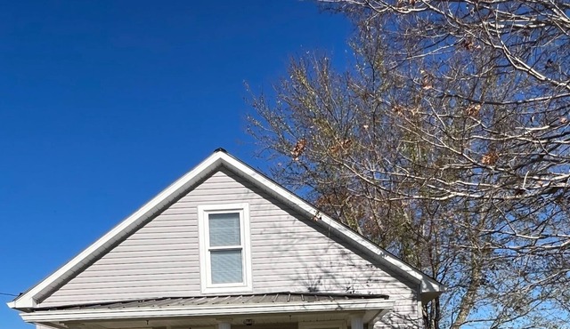 FARMHOUSE COTTAGE WITH LOTS OF PARKING AND CLOSE TO LAKE