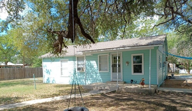 Farmhouse cottage with spacious yard and grilling area.