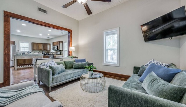 Farmhouse cuteness in Quaint Justin Tx, Walk to old town and enjoy! n