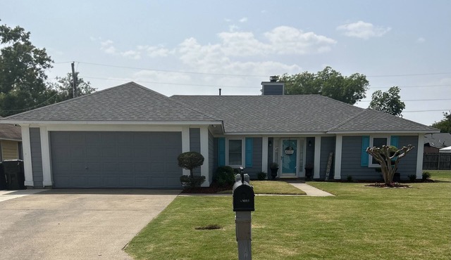 Farmhouse Decorated Southern Style home, Centrally located in quiet neighborhood
