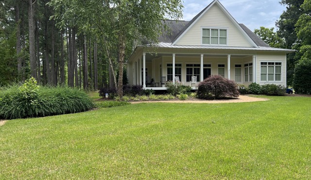 Farmhouse escape, minutes to Lake Gaston or Downtown Littleton. Pets welcomed!