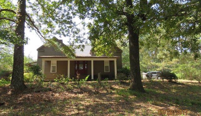 Farmhouse escape near Oxford and minutes from Historic Water Valley Main Street