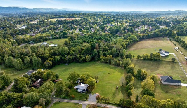 Farmhouse Escape on 13 acres Near Smokies, Pigeon Forge, Gatlinburg.